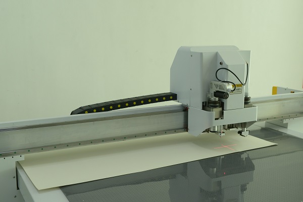 Máquina de juntas de cuero de corte de cuchillo oscilante CNC 1625